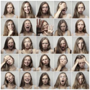 visage qui exprime différentes émotions