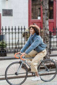 femme qui fait du vélo