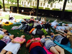 yoga du rire en plein air-paris-grenouille zen