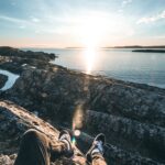 personne assise sur une colline-pexels-sindre-strøm