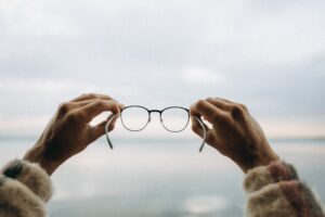 mains qui tiennent des lunettes
