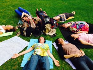 séance en plein air de yoga du rire à paris-grenouille zen