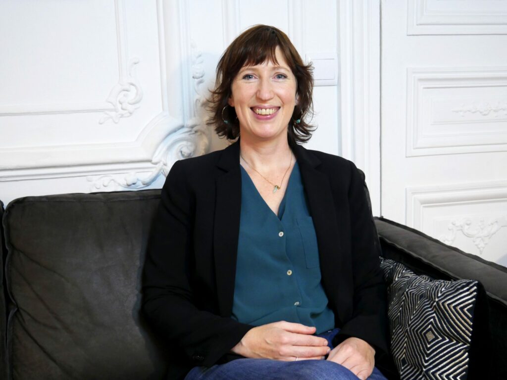 fanny pioffret-spécialiste en shiatsu-sophrologue-yoga du rire-paris