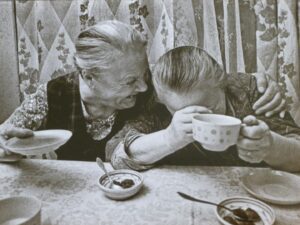 photo de femmes qui ont un fou rire